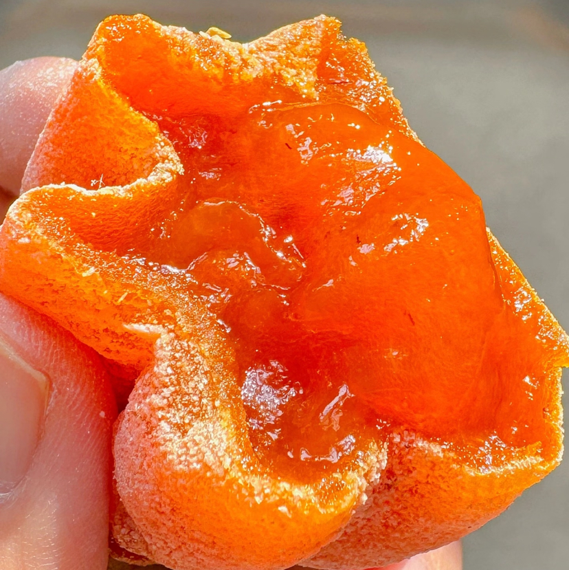 富平流心柿饼，软糯的外皮瞬间化开，甜蜜的流心如蜜浆般涌出，浓郁的柿香瞬间弥漫整个口腔。300克/盒，一组两盒