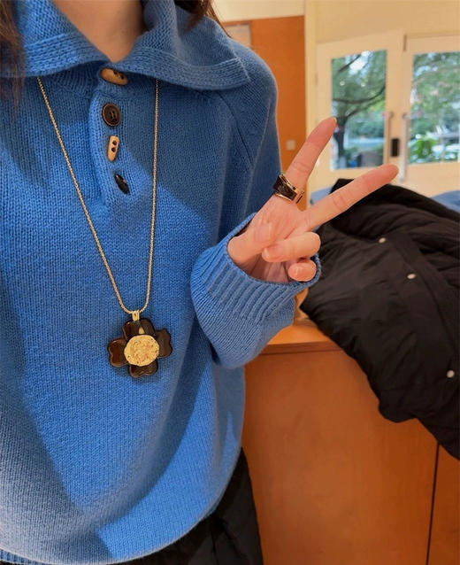 显白克莱因蓝牛角扣翻领小众羊毛针织毛衣 商品图1