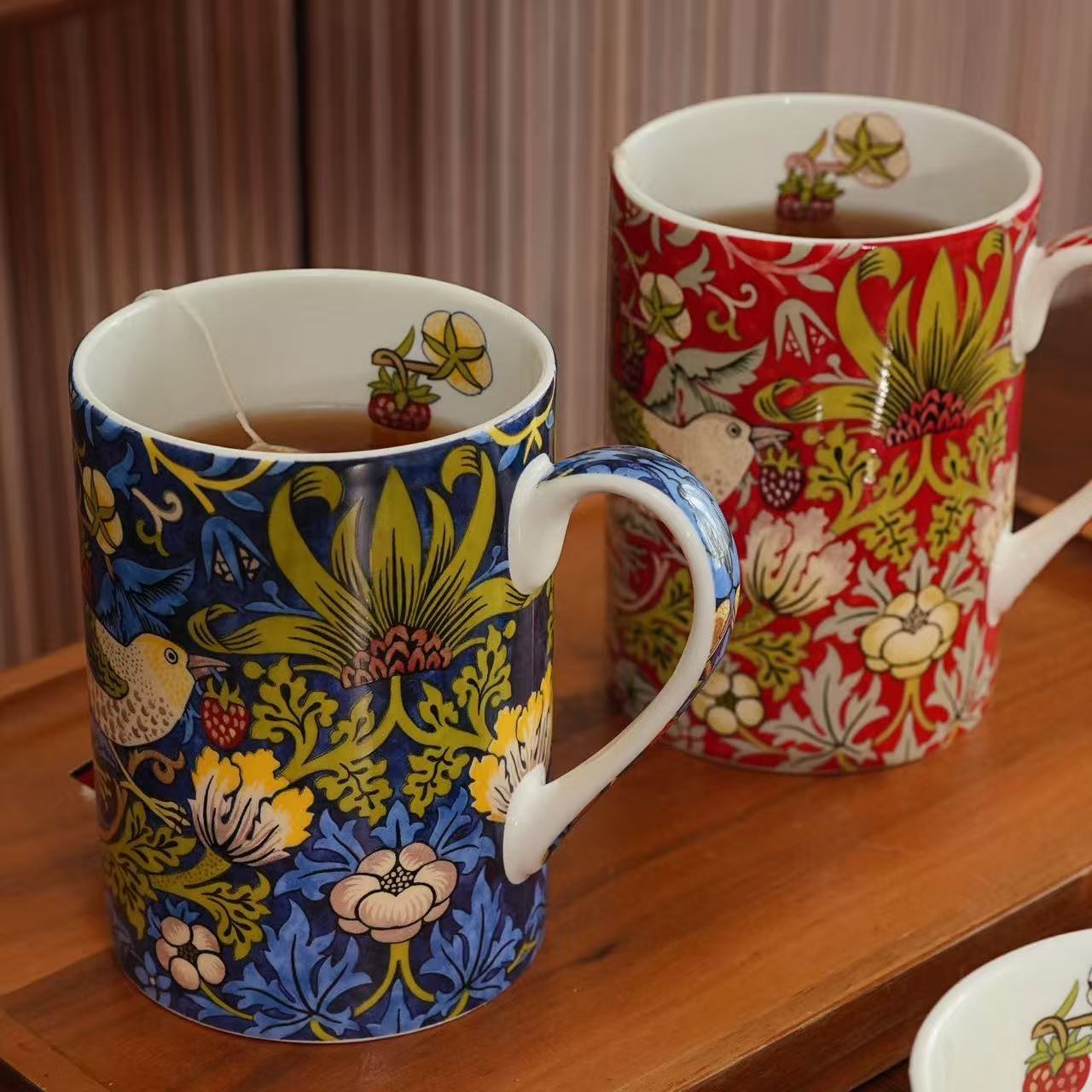 孤品捡漏||英国Morris草莓小偷骨瓷马克杯系列 杯体薄而通透 高级感拉满