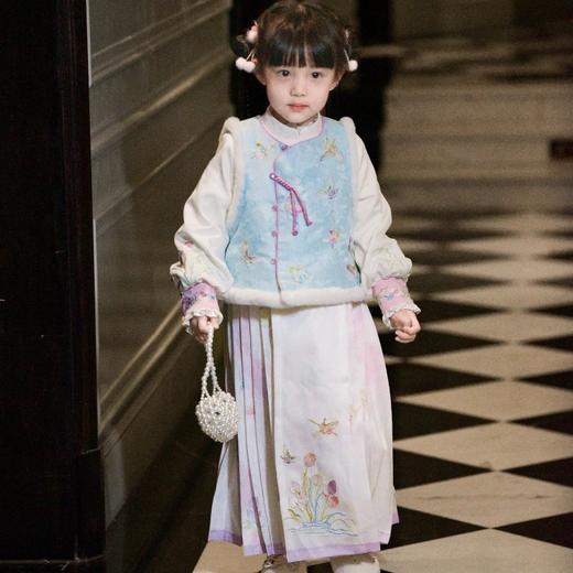 上新啦『舒栗·冬季新款』新中式汉服点亮冬日，加棉设计，古风典雅又不失童趣，一方一寸都是温柔的触碰，一针一线，都是爱的书写~斗篷/连衣裙/旗袍/裤子/裙子/马甲/外套 商品图11