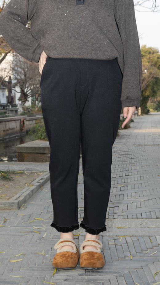 一周发货【加绒加厚 花边裤】冬季想要显瘦的加绒裤子，就是这款！专门做的放量修身版，后腰松紧，加大定制版，上身显瘦包容身材，裤脚立体花边设计，大码姐妹也能穿的修身款，模特身高168参考 商品图1