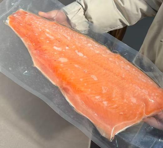 来，我们自己的国产新疆三文鱼虹鳟 鱼柳700g 冷水慢养 新疆冰川活水 三年慢长，干冰+冰袋 ，一定及时签收，放心哈！ 商品图6