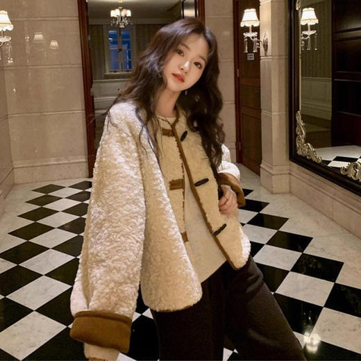 西遇两面穿麂皮绒外套女冬季新款巴恩风牛角扣咖色短款夹克SS051966 商品图3