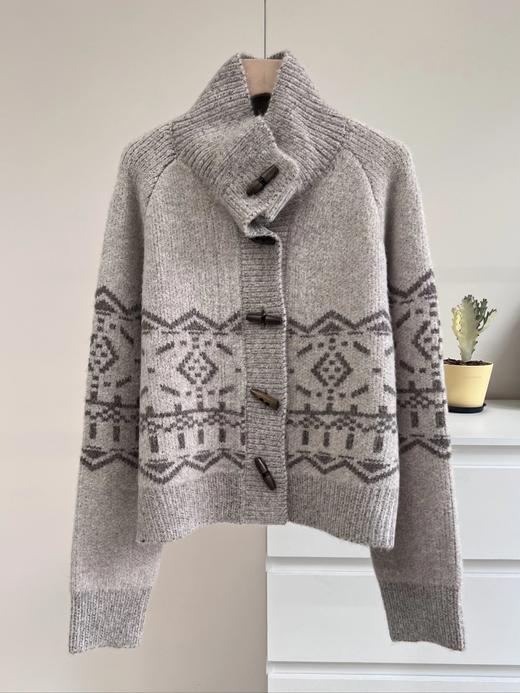 【美拉德复古提花牛角扣针织开衫外套】整体融合复古提花与经典牛角扣元素，将英伦学院风与冬日温暖感完美结合WD 商品图3