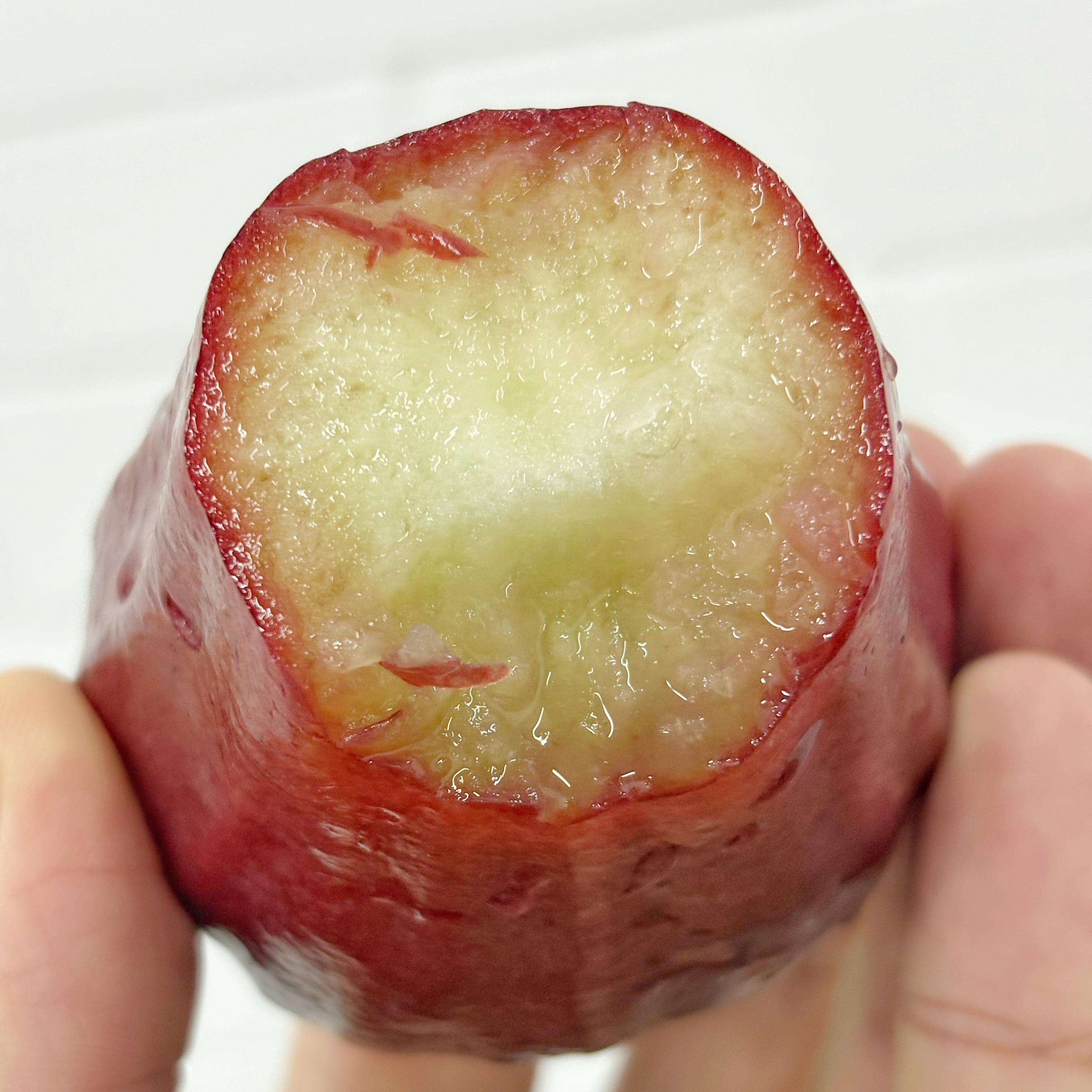 【海南黑金刚莲雾】被誉为树上“矿泉水”，新鲜空运，汁水丰盈，咀嚼间感觉像在喝味甜的水，特别舒爽入喉。净重约3斤/箱，江浙沪皖顺丰包邮~