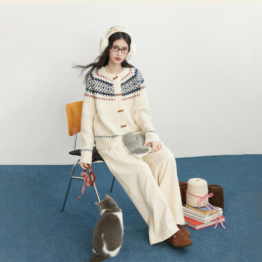 西遇费尔岛米白色毛衣女2025年冬季新款牛角扣圆领针织开衫SS060016 商品图1