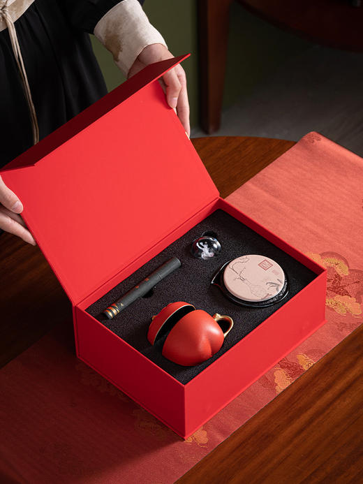 【百事如意茶香茶具套组】✅精选德化陶瓷，千度窑火高温烧制  ✅故宫红搭配金色，典雅华丽  ✅一套内含：茶壶、茶杯、檀香、水晶香坐、杯垫-HFDJ 商品图5