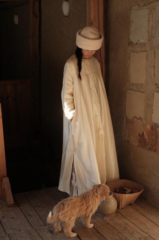 【限量】Cloud Dancer | “流光之茧”丝毛纺月白长袍 - 桑蚕丝里衬/纯羊毛绗棉内胆｜轻盈柔软温暖 商品图0