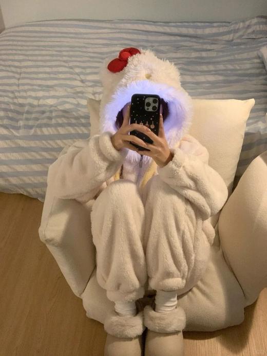 【俏墨甜美HelloKitty睡衣套装】奶呼呼的💕穿上不想脱下来🥰可可爱爱的款式 🤩妥妥的戳中了审美‼ ✔ 看到就被狠狠种草 套装穿着很方便 家人们加绒睡衣都准备好了吗‼-MMTYS 商品图5