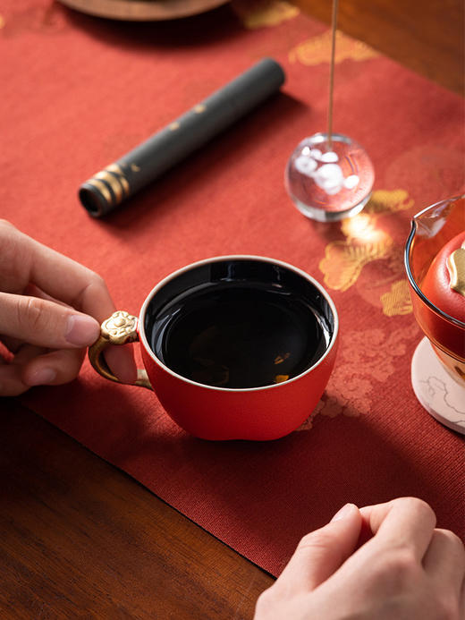 【百事如意茶香茶具套组】✅精选德化陶瓷，千度窑火高温烧制  ✅故宫红搭配金色，典雅华丽  ✅一套内含：茶壶、茶杯、檀香、水晶香坐、杯垫-HFDJ 商品图7