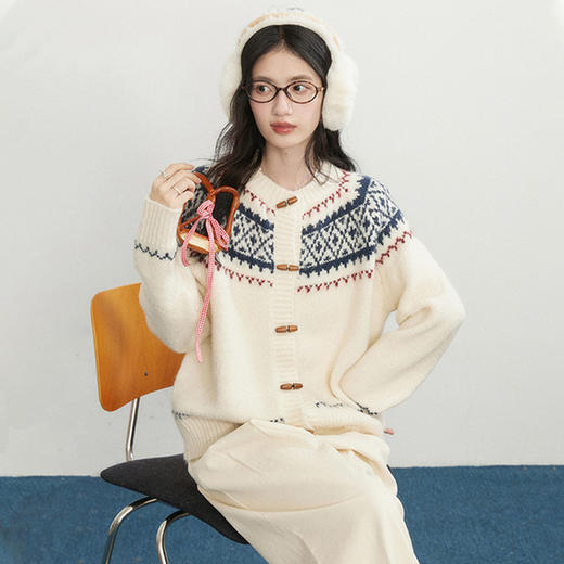 西遇费尔岛米白色毛衣女2025年冬季新款牛角扣圆领针织开衫SS060016 商品图4
