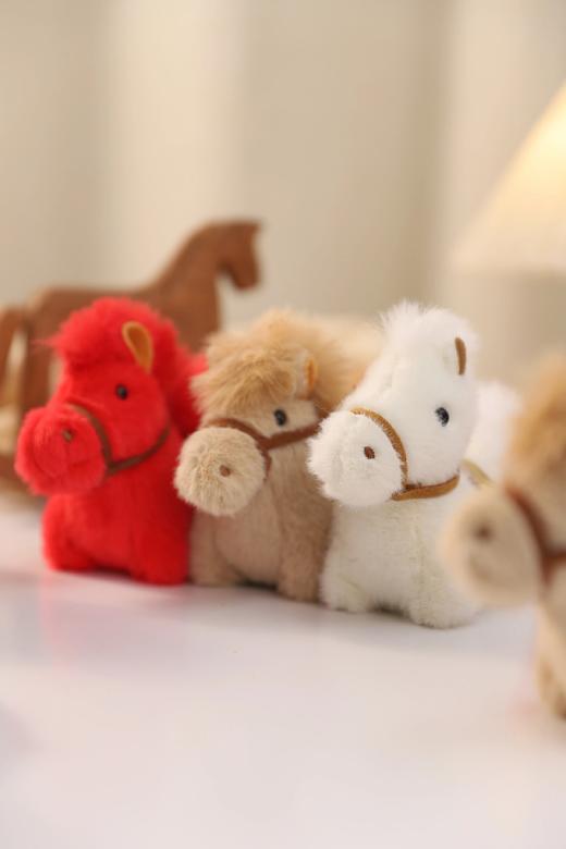 下单就送手绳或龙虾扣，九华山元宝小马挂件 马背带金元宝 马鞍铜钱刺绣  精梳短绒面料 做工精湛 手感细腻柔软 不易掉毛、不变形 造型超萌基地直邮 商品图0