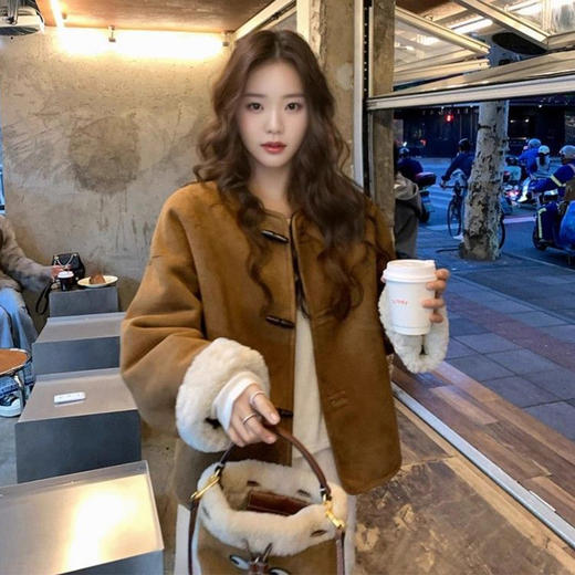 西遇两面穿麂皮绒外套女冬季新款巴恩风牛角扣咖色短款夹克SS051966 商品图0