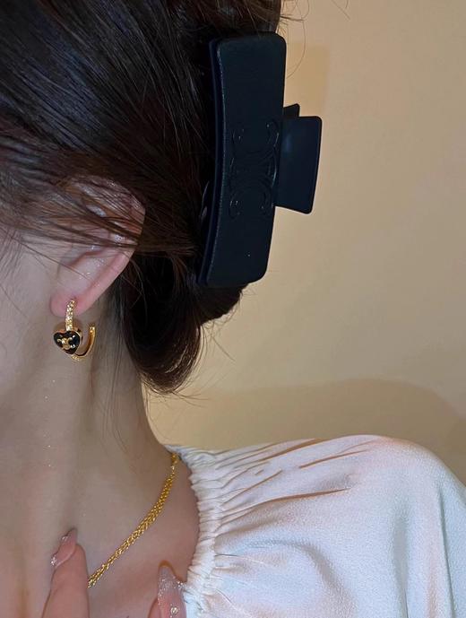 赛琳  黑爱心错开钻圈耳环(XJ) 商品图3