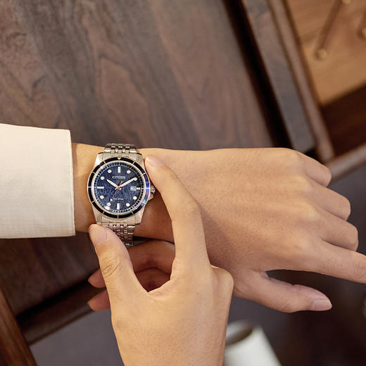 西铁城/CITIZEN光动能复古潮流钢带男表AW1818-59L 商品图6