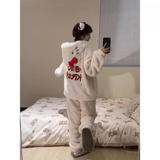 【俏墨甜美HelloKitty睡衣套装】奶呼呼的💕穿上不想脱下来🥰可可爱爱的款式 🤩妥妥的戳中了审美‼ ✔ 看到就被狠狠种草 套装穿着很方便 家人们加绒睡衣都准备好了吗‼-MMTYS 商品图4