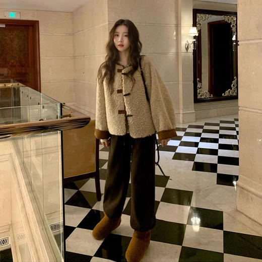 西遇两面穿麂皮绒外套女冬季新款巴恩风牛角扣咖色短款夹克SS051966 商品图1