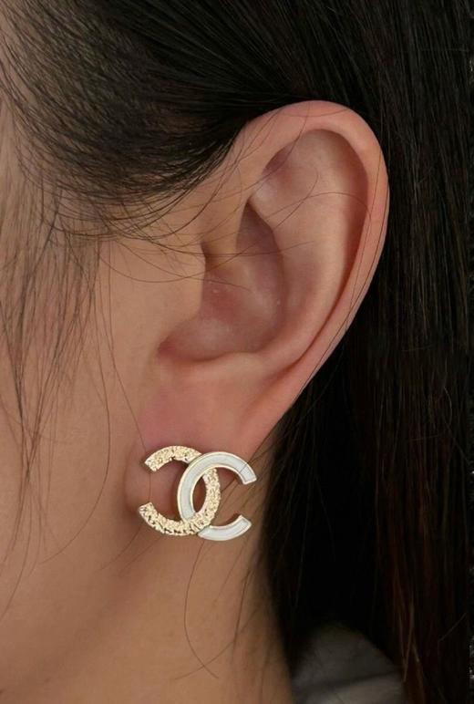 香奈儿 熔岩拼黑/白c耳钉(XJ) 商品图1