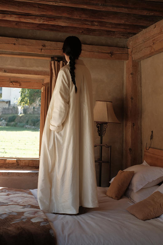 【限量】Cloud Dancer | “流光之茧”丝毛纺月白长袍 - 桑蚕丝里衬/纯羊毛绗棉内胆｜轻盈柔软温暖 商品图7