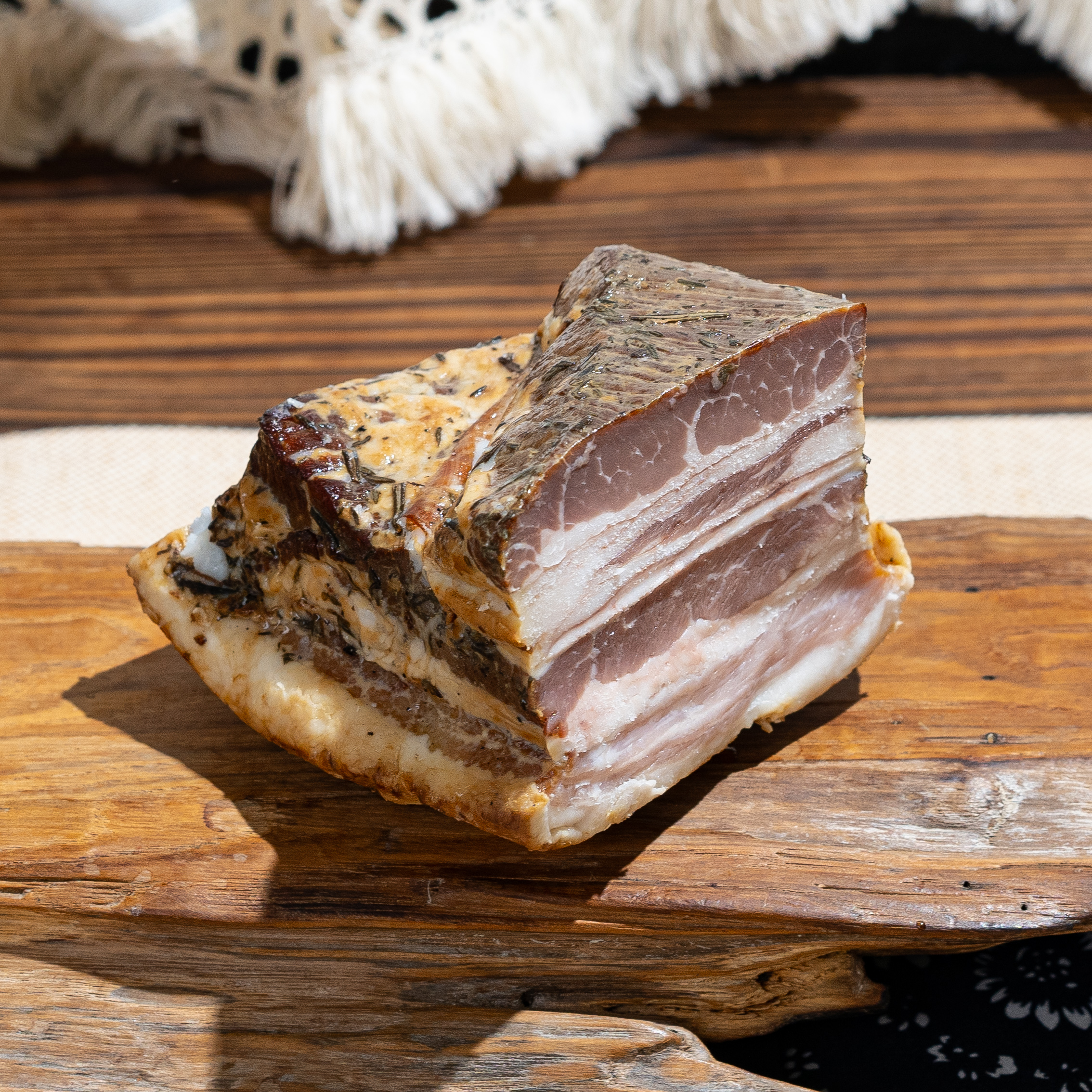 中式整切培根丨跑山黑猪肉制作，整切五花肉，低盐配方，果木烟熏工艺，咸香有嚼劲，配料表超干净，300g/块，⭐️顺丰快递