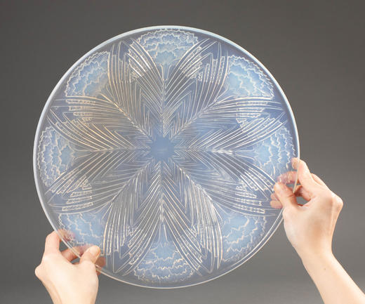 独角鹿西洋古董1932年法国顶级水晶工坊莱俪LALIQUE设计出品「OEILLETS 康乃馨」主题浅蓝色欧泊水晶浅口盘 商品图1