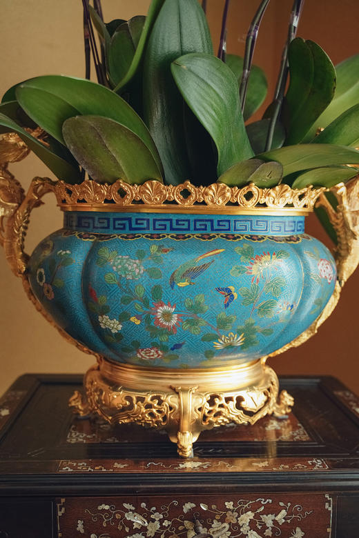 独角鹿西洋古董19世纪末法国出品飞龙卷叶造型铜鎏金精雕镶嵌东方花鸟主题铜胎掐丝珐琅花盆套 商品图3