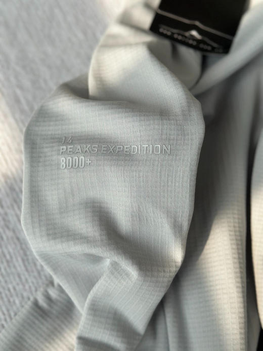 原单正品 KAILAS凯乐石男款立领半开胸阴离子抓绒衣，可作中内层保暖穿着，颜色：玄清黑 林墨绿 石墨灰白
尺码：m l xl xxl 3xl
原价990 商品图8