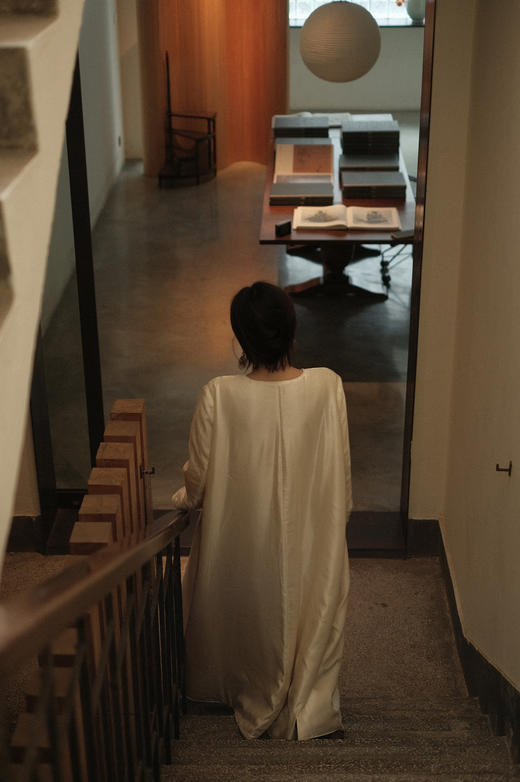 【限量】Cloud Dancer | “流光之茧”丝毛纺月白长袍 - 桑蚕丝里衬/纯羊毛绗棉内胆｜轻盈柔软温暖 商品图3