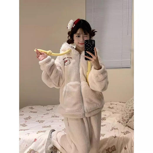 【俏墨甜美HelloKitty睡衣套装】奶呼呼的💕穿上不想脱下来🥰可可爱爱的款式 🤩妥妥的戳中了审美‼ ✔ 看到就被狠狠种草 套装穿着很方便 家人们加绒睡衣都准备好了吗‼-MMTYS 商品图3