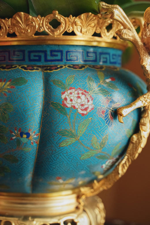 独角鹿西洋古董19世纪末法国出品飞龙卷叶造型铜鎏金精雕镶嵌东方花鸟主题铜胎掐丝珐琅花盆套 商品图4