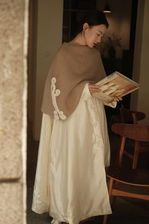 【限量】Cloud Dancer | “流光之茧”丝毛纺月白长袍 - 桑蚕丝里衬/纯羊毛绗棉内胆｜轻盈柔软温暖 商品图8
