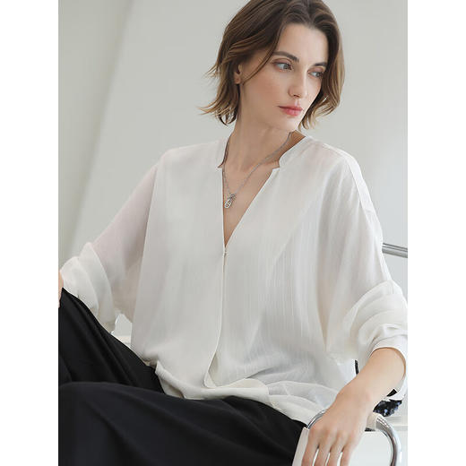 COCOBELLA静奢风工艺条纹微透视人丝衬衫女通勤V领衬衣SR3086 商品图1