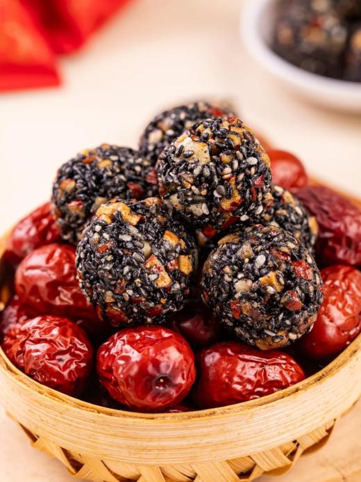 【新年版-红枣核桃枸杞黑芝麻丸】29.9💰抢2袋 ✅配料表干净👉精选优质黑芝麻➕宁夏无熏硫枸杞➕新疆红枣➕大块核桃仁 ✅真材实料，颗颗饱满，越嚼越香醇 商品图4