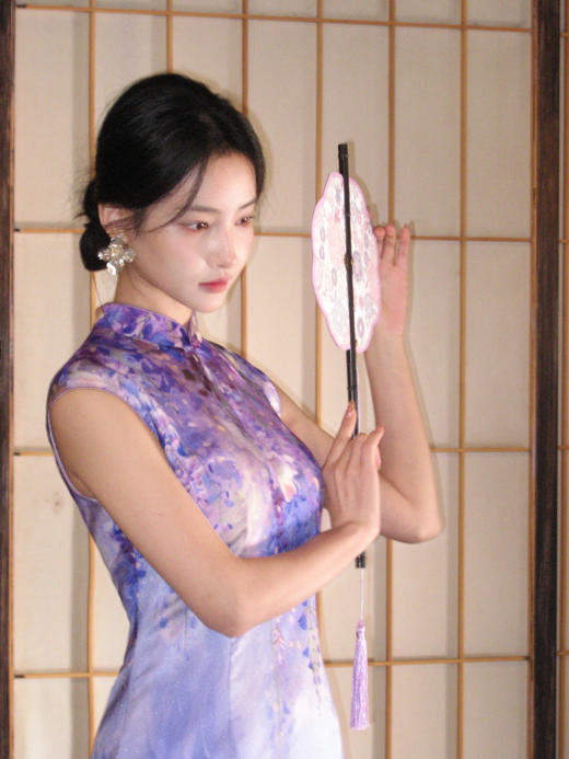 逸红颜明月优选 #紫藤忆梦·22.5姆米桑蚕丝旗袍【紫云烟】一幅垂落的写意江南，浪漫紫藤细闪复古旗袍 商品图3