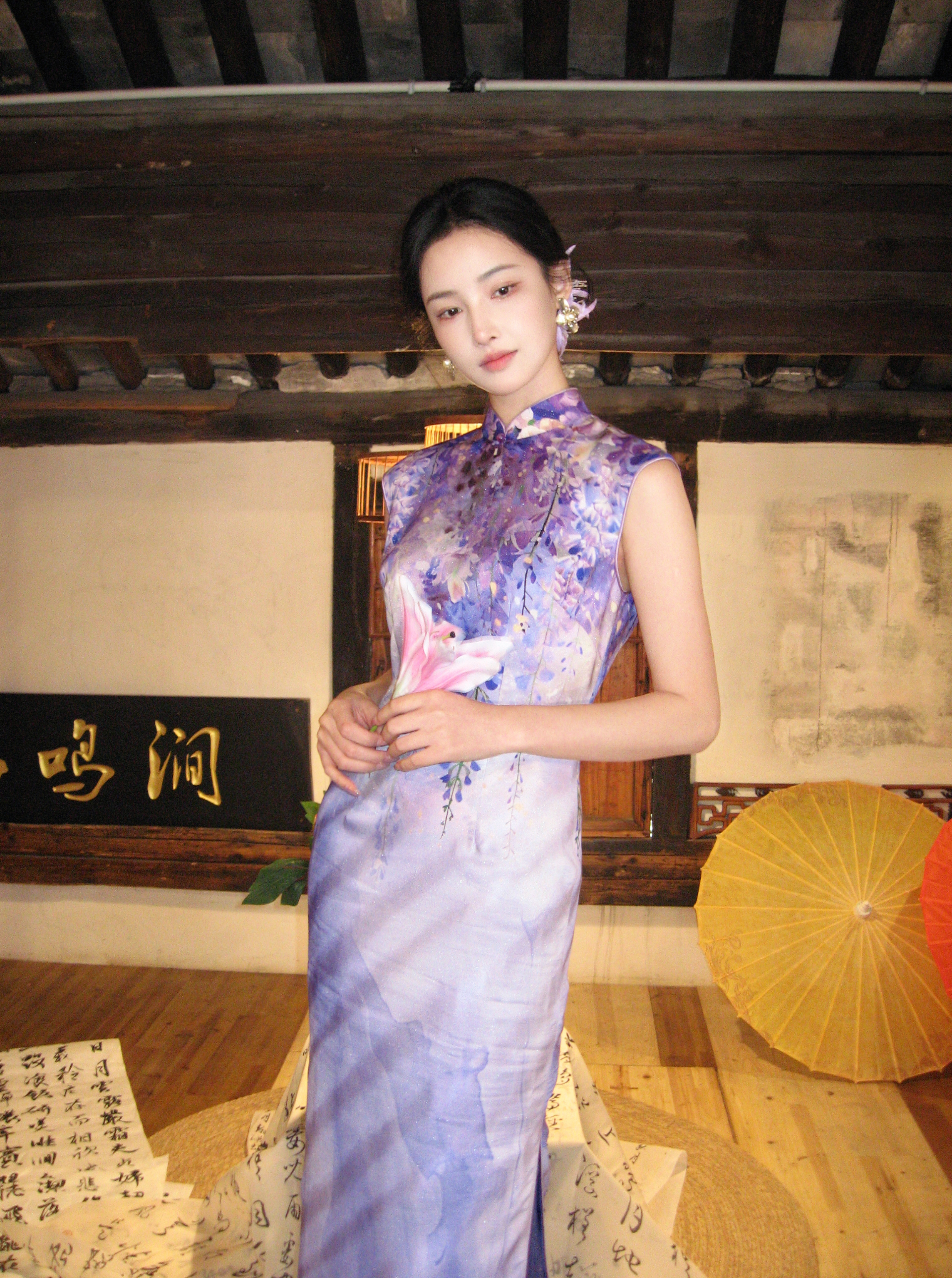 逸红颜明月优选 #紫藤忆梦·22.5姆米桑蚕丝旗袍【紫云烟】一幅垂落的写意江南，浪漫紫藤细闪复古旗袍