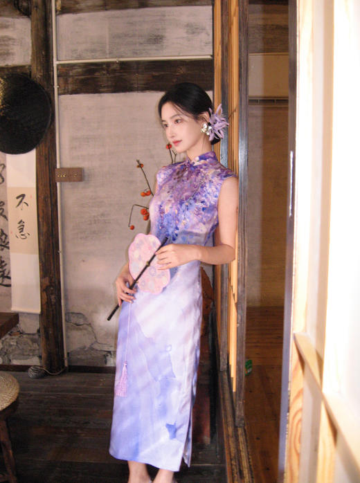 逸红颜明月优选 #紫藤忆梦·22.5姆米桑蚕丝旗袍【紫云烟】一幅垂落的写意江南，浪漫紫藤细闪复古旗袍 商品图11