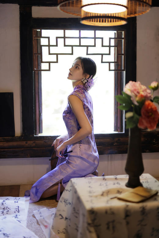 逸红颜明月优选 #紫藤忆梦·22.5姆米桑蚕丝旗袍【紫云烟】一幅垂落的写意江南，浪漫紫藤细闪复古旗袍 商品图12