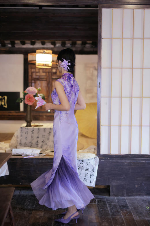 逸红颜明月优选 #紫藤忆梦·22.5姆米桑蚕丝旗袍【紫云烟】一幅垂落的写意江南，浪漫紫藤细闪复古旗袍 商品图6