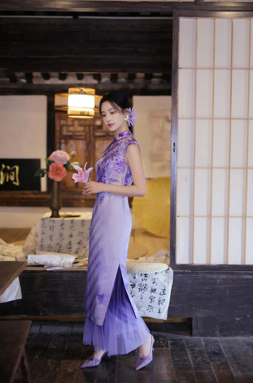 逸红颜明月优选 #紫藤忆梦·22.5姆米桑蚕丝旗袍【紫云烟】一幅垂落的写意江南，浪漫紫藤细闪复古旗袍 商品图4