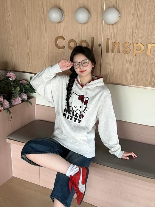 一店k （联名款！代构同渠道！）谁能拒绝 Hello Kitty 的暴击啊！上身少女感都要溢出屏幕了～450g加绒面料！手工红线钩边！日岛绣机原版毛巾绣刺绣🪡工艺！秋冬连帽加绒卫衣 商品图11
