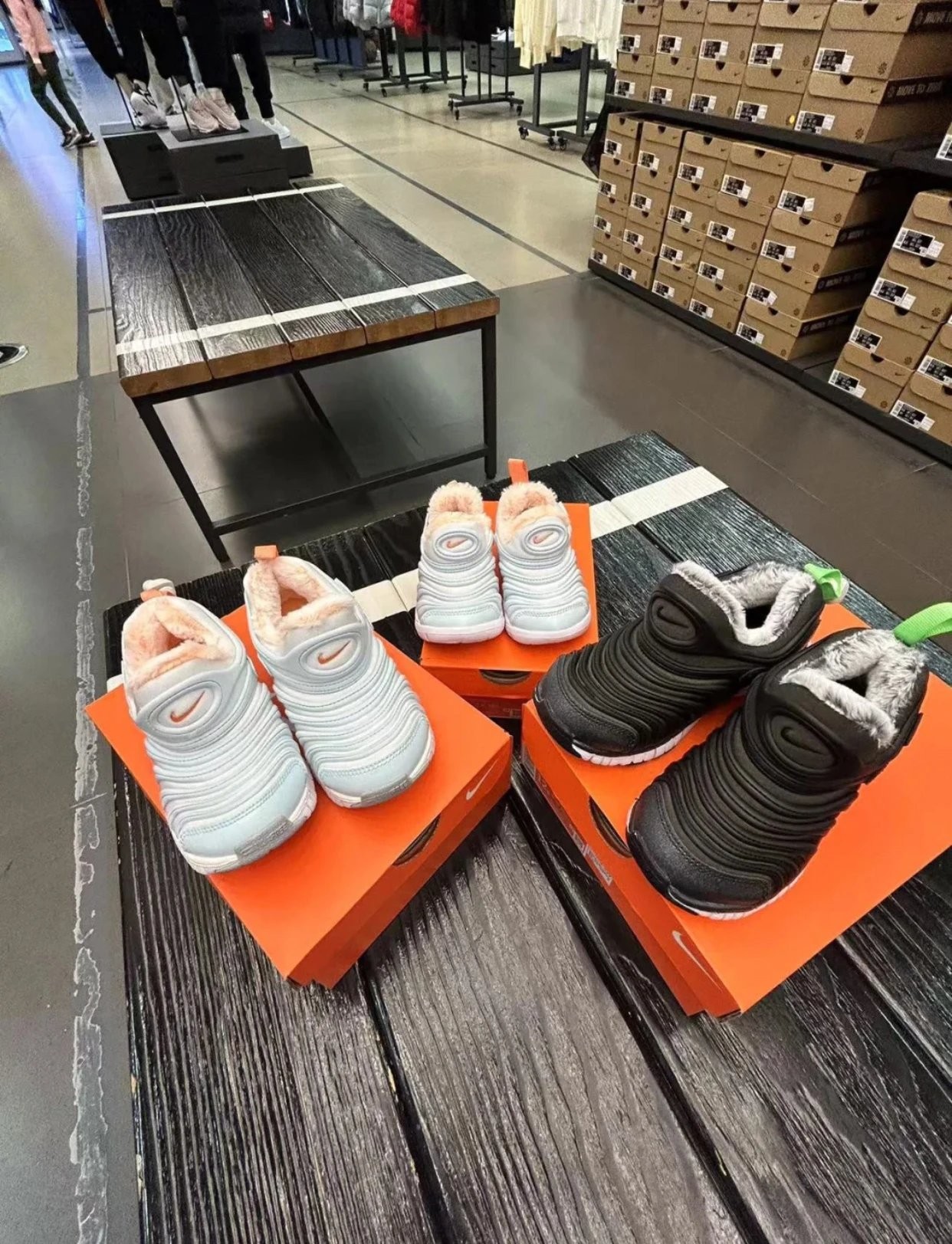 一店k（口碑推荐！仅售72小时！）好穿到爆！毛毛虫鞋子舒适度不用再说了吧？穿过的都懂，是儿童鞋里面蕞好穿的一款！小孩哥小孩姐勇闯冰天雪地 加绒版一脚蹬毛毛虫运动鞋