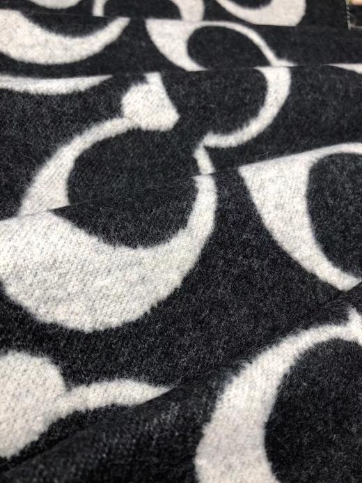 D121666围巾披肩两用字母满印流苏双面围巾 商品图4