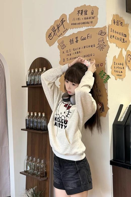 一店k （联名款！代构同渠道！）谁能拒绝 Hello Kitty 的暴击啊！上身少女感都要溢出屏幕了～450g加绒面料！手工红线钩边！日岛绣机原版毛巾绣刺绣🪡工艺！秋冬连帽加绒卫衣 商品图8