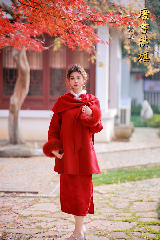 【新年红大运（澳洲羊毛）】新中式国风造型，可拆卸飘带蝴蝶结领设计，单排金属金扣点缀，正红色调衬肤显白，中长款H型廓形包容各种身形。甄选羊毛面料，柔软垂坠且保暖性强 商品图0