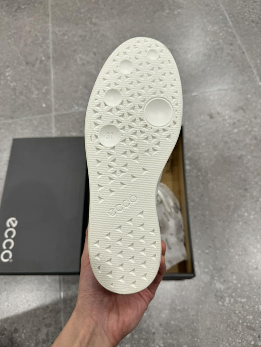 正品 ecco爱步 街头轻巧系列 皮革 舒适轻便休闲 低帮 时尚板鞋 女款 白色 全新原盒 尺码37码0449 商品图3