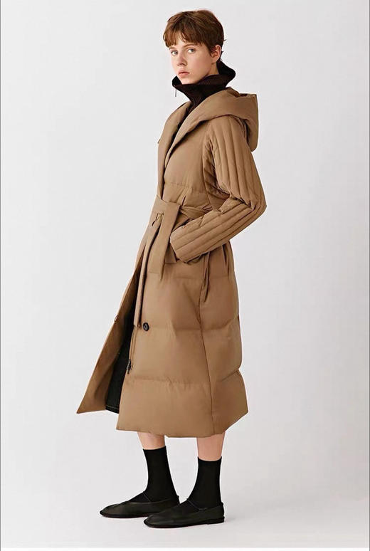 系腰带连帽百搭款长款羽绒服 精纺羊毛混纺面料 触感细腻 富有弹性 轻微拒水 袖子部分竖细条绗线设计 更有纤细感 斜门襟连帽设计 实用不乏美观 商品图1