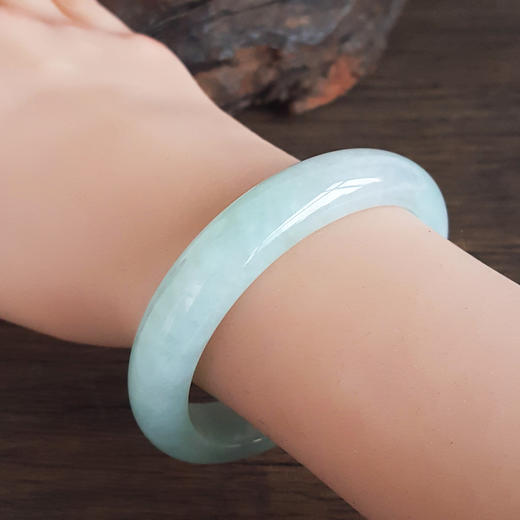 【天然正品】A货翡翠天然细腻青白渐变糯种55号贵妃翡翠手镯  021225NJM37特价：880 商品图6