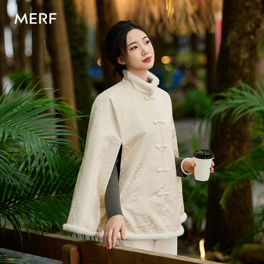【国风发热披肩 】MERF云裳如意发热披肩MF-2503 斗篷版型 肌理提花面料 毛边仿兔毛材质 配如意扣设计 开口袖型 后四区位发热 三档调温 商品图2