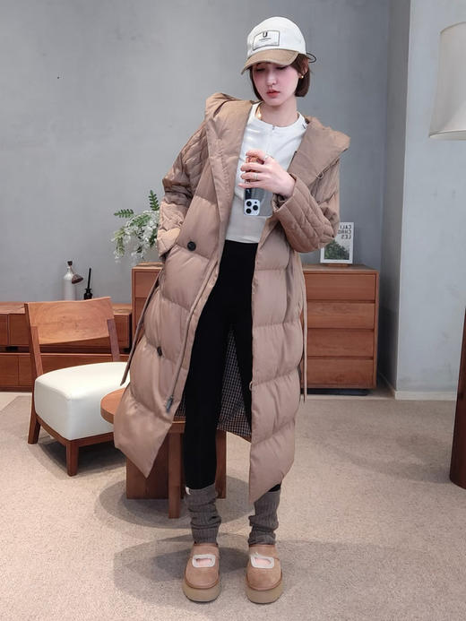系腰带连帽百搭款长款羽绒服 精纺羊毛混纺面料 触感细腻 富有弹性 轻微拒水 袖子部分竖细条绗线设计 更有纤细感 斜门襟连帽设计 实用不乏美观 商品图5