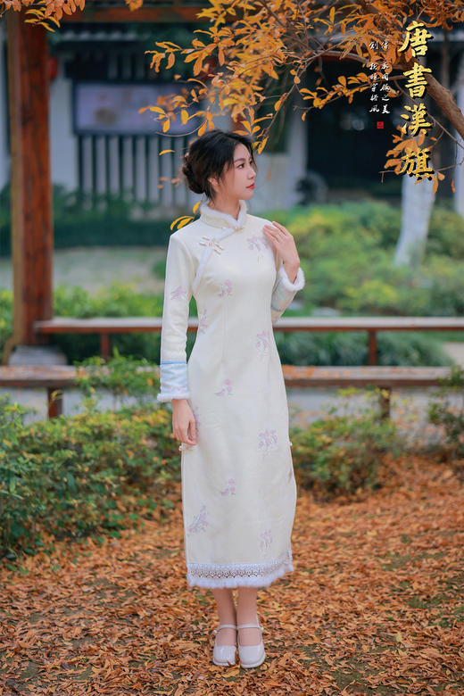 【雾蓝绣影】新中式立领盘扣造型，领口与袖口拼接毛绒边，裙身缀有淡雅花卉刺绣，下摆蕾丝花边点缀，修身剪裁勾勒温婉身形，米白色调清新雅致 商品图5